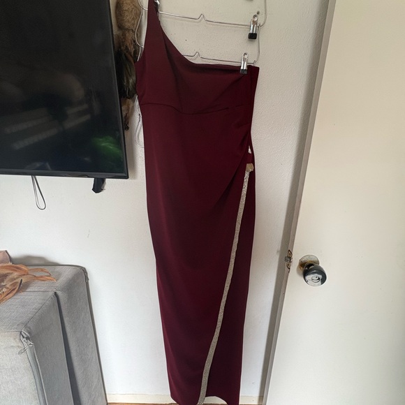 Elegant Burgundy One-Shoulder Skirt - Picture 1 of 2